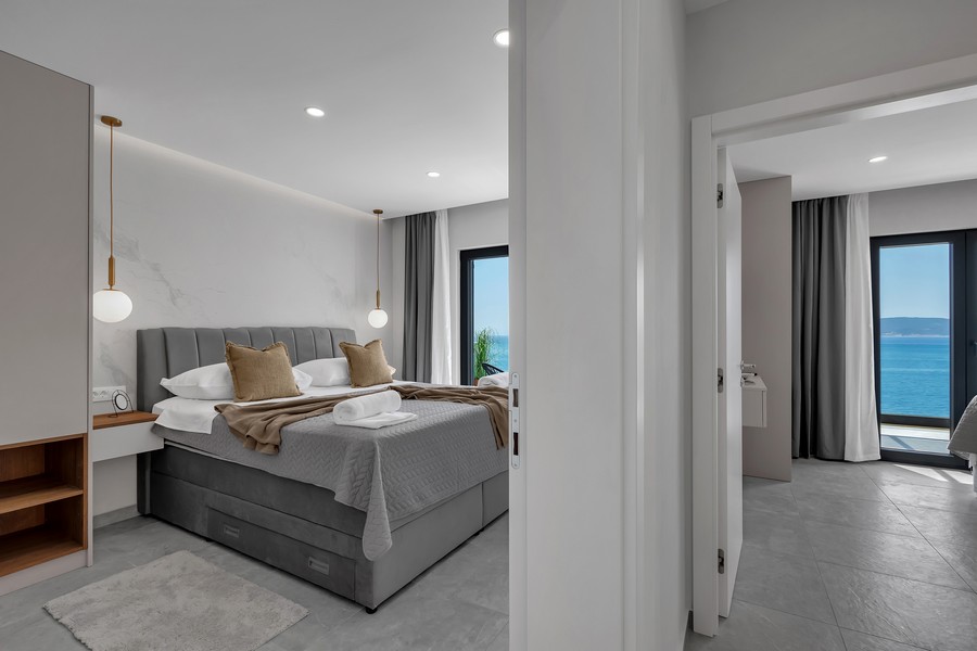 Sypialnia z podwójnym łóżkiem i balkonem z widokiem na morze