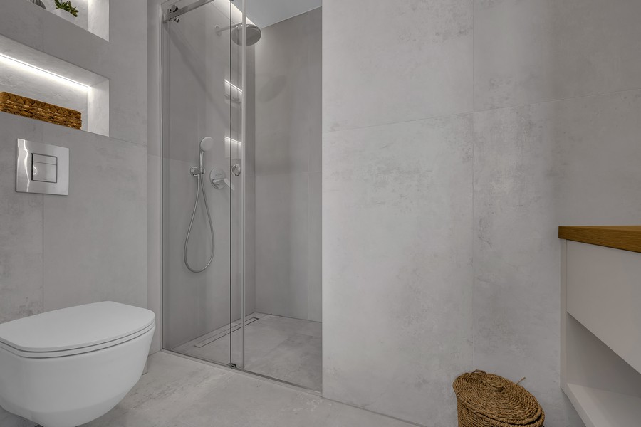 Łazienka z prysznicem i nowoczesnym wyposażeniem