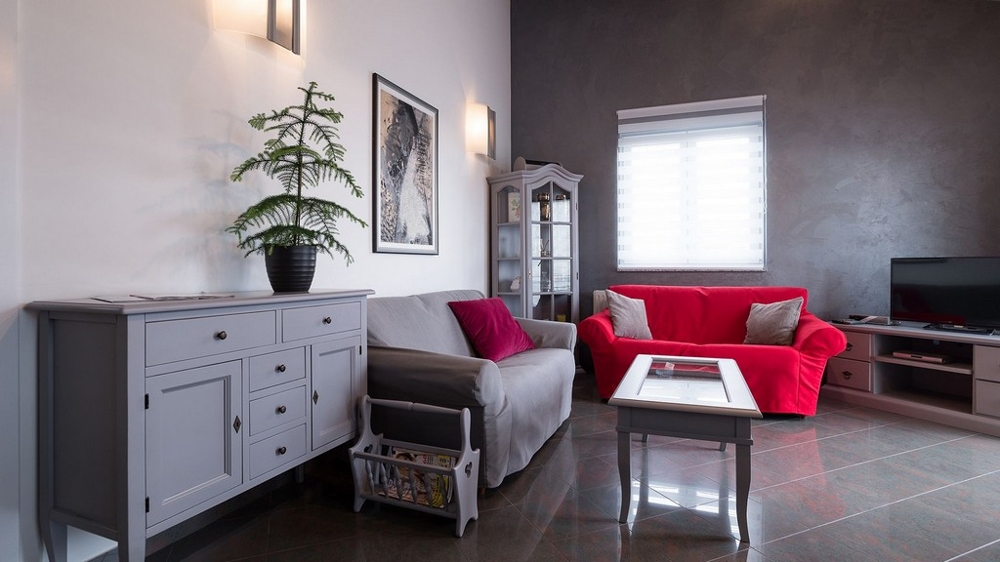 Przytulny salon z sofami i telewizorem