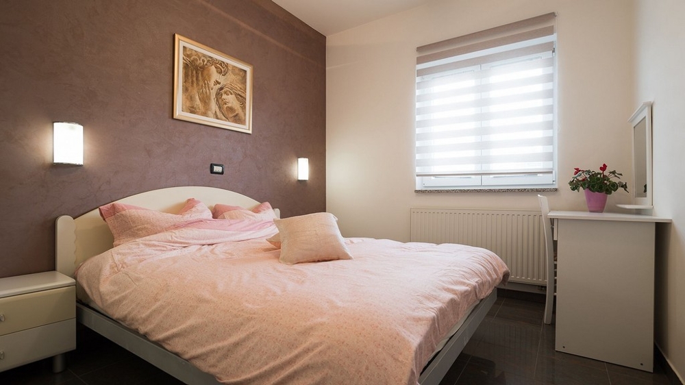 Sypialnia z podwójnym łóżkiem i ciepłym designem