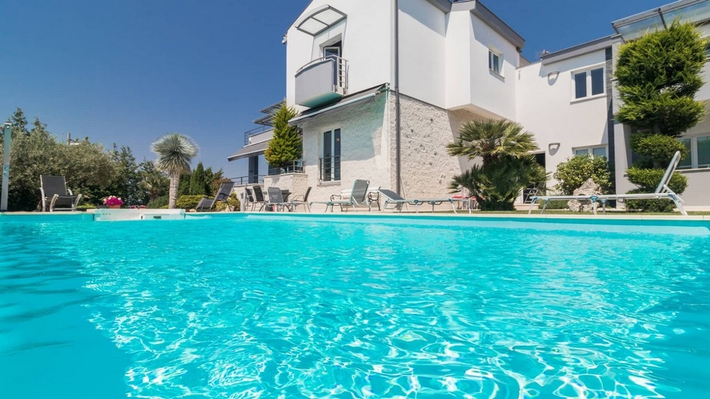 Willa z dużym basenem na sprzedaż w Chorwacji - Panorama Scouting.