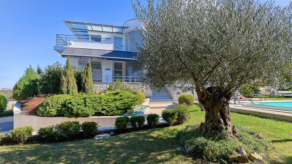 Willa z ogrodem, drzewem oliwnym i basenem w pobliżu Puli