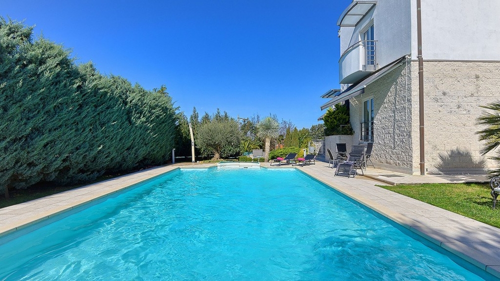 Duży basen w ogrodzie willi