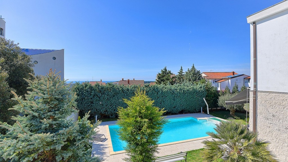 Widok na basen i morze w tle