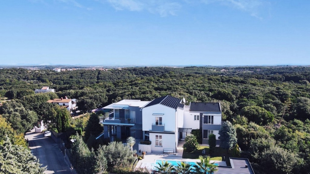 Nowoczesna willa na Istrii z lotu ptaka