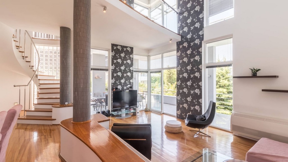 Jasny salon z galerią i dużymi oknami