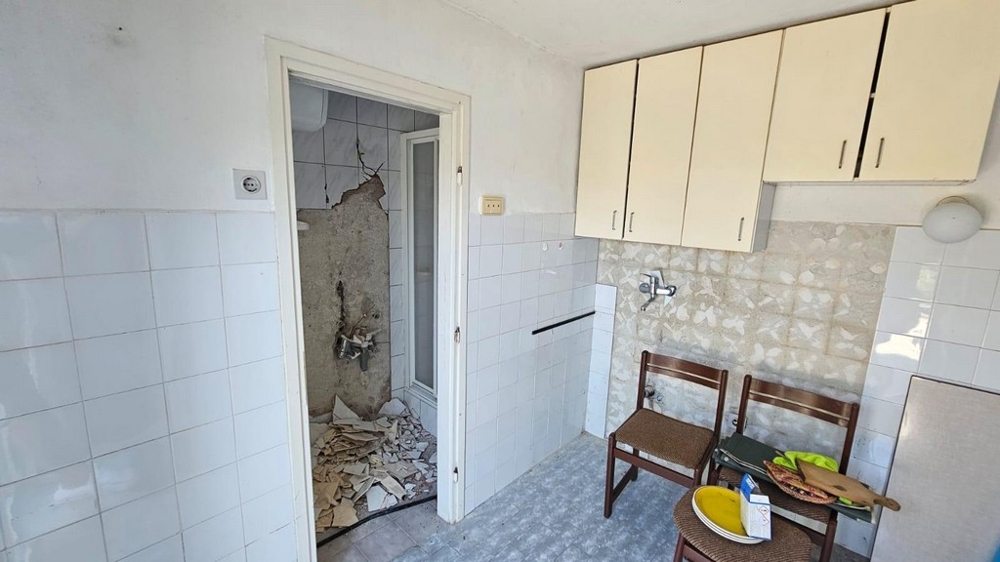 Kuchnia do remontu z dostępem do łazienki