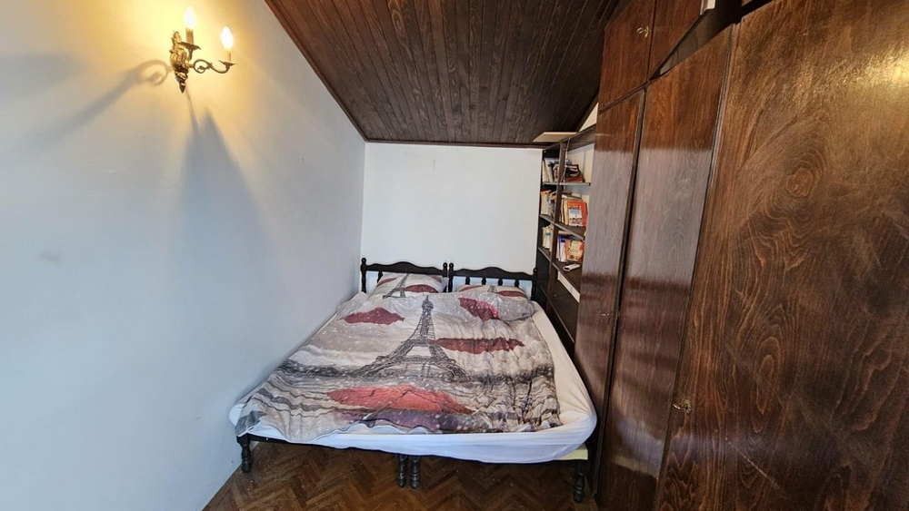 Sypialnia z podwójnym łóżkiem i drewnianym sufitem