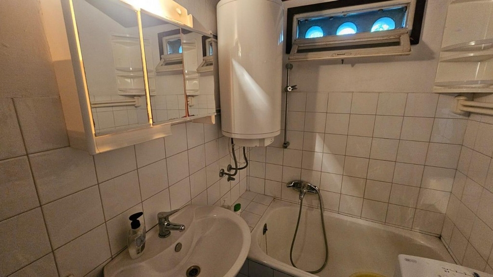 Łazienka z wanną i bojlerem