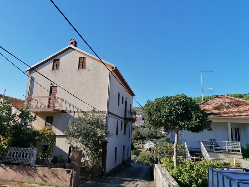 Dom do remontu blisko morza na sprzedaż na Ugljan w Chorwacji.