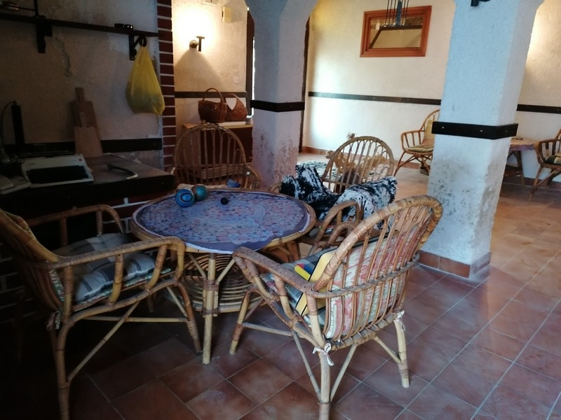 Pokój dzienny z meblami rattanowymi i łukiem łukowym