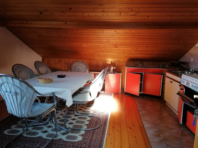 Kuchnia na poddaszu z jadalnią i skośnym dachem