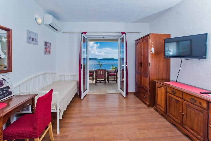 Pokój dzienny z wyjściem na taras i widokiem na morze