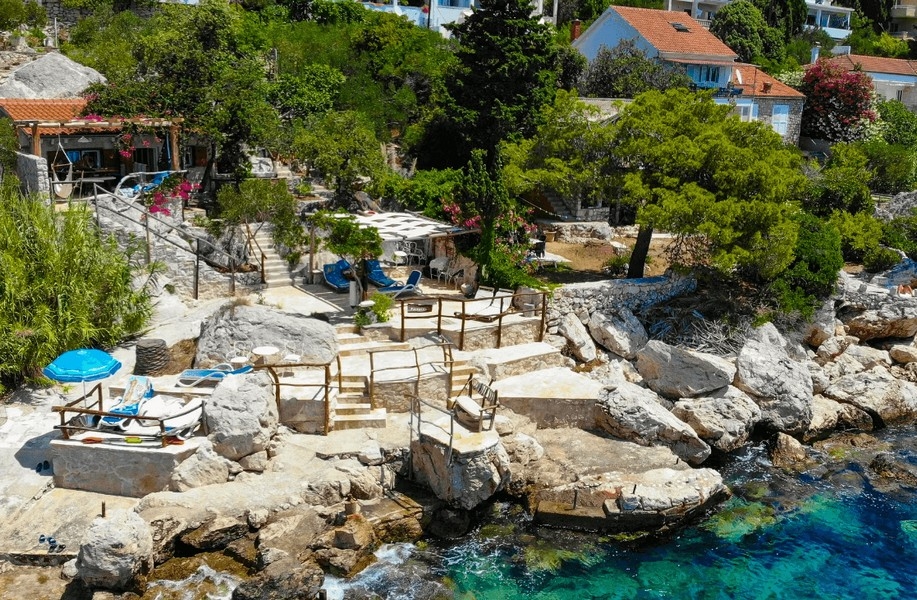 Skalisty obszar przybrzeżny z miejscami do opalania i bezpośrednim dostępem do morza