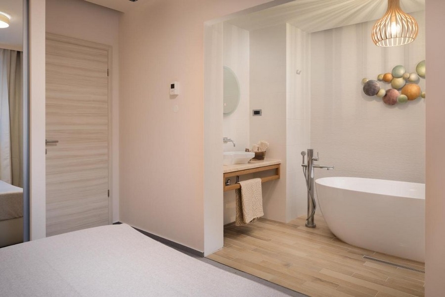 Łazienka z wolnostojącą wanną i toaletką