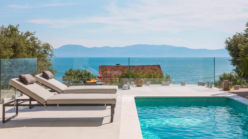 Widok na basen i morze z nieruchomości H3662 niedaleko Makarskiej w Chorwacji.