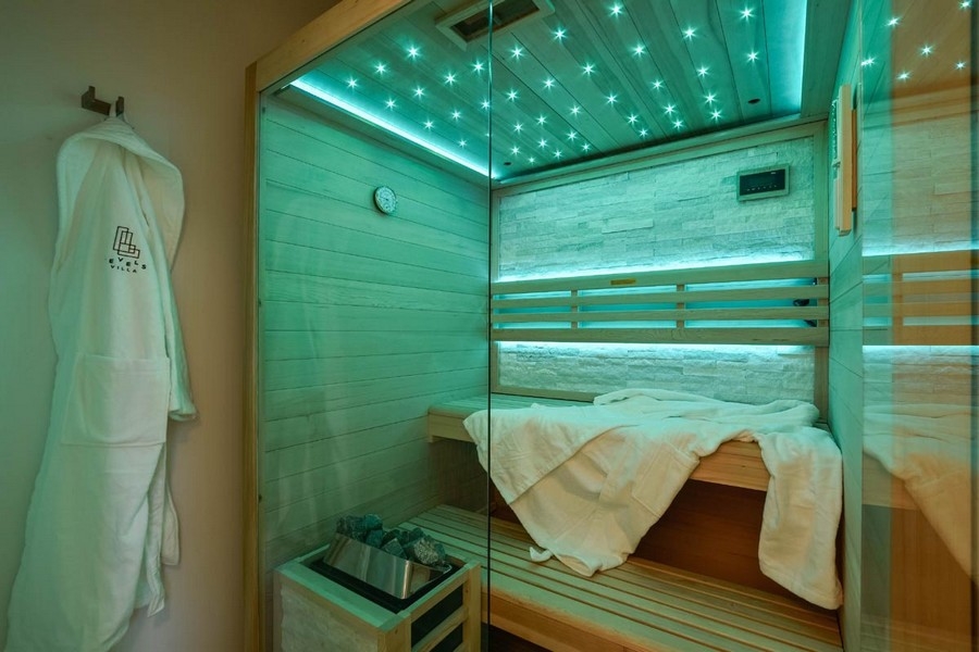 Sauna z oświetleniem LED i drewnianymi meblami