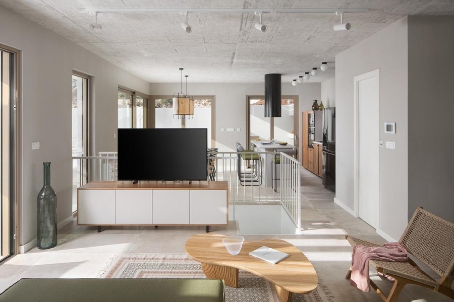 Jasny salon z TV i otwartą kuchnią