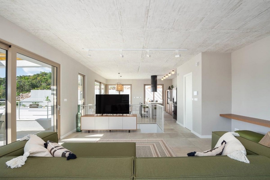 Pokój dzienny z sofą i widokiem na kuchnię