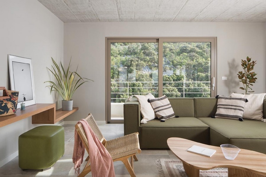 Nowocześnie urządzony salon z sofą i dużymi oknami