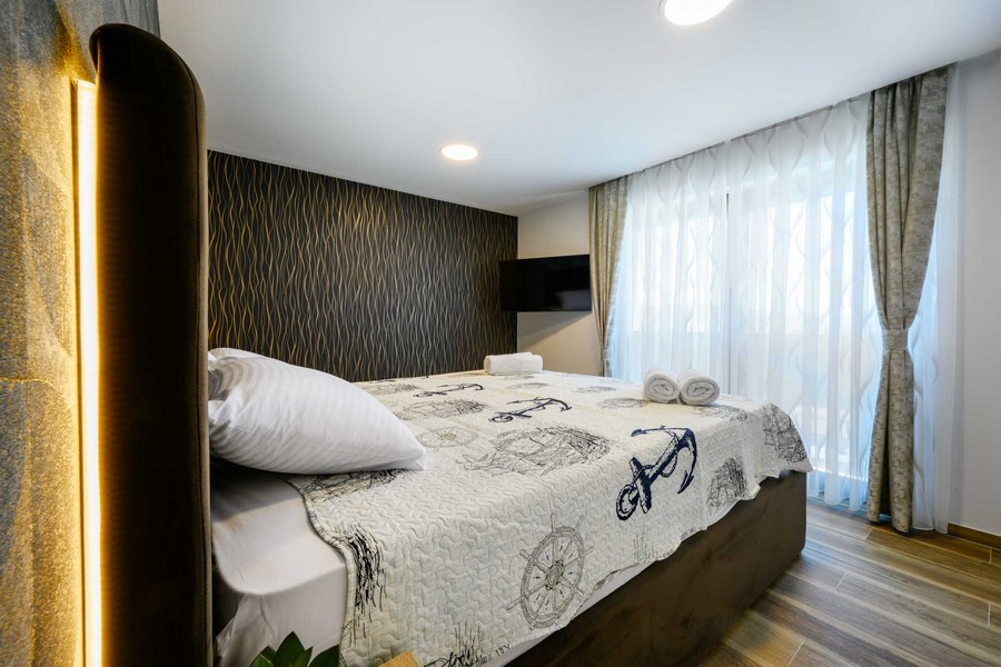 Sypialnia z łóżkiem małżeńskim i wyjściem na balkon