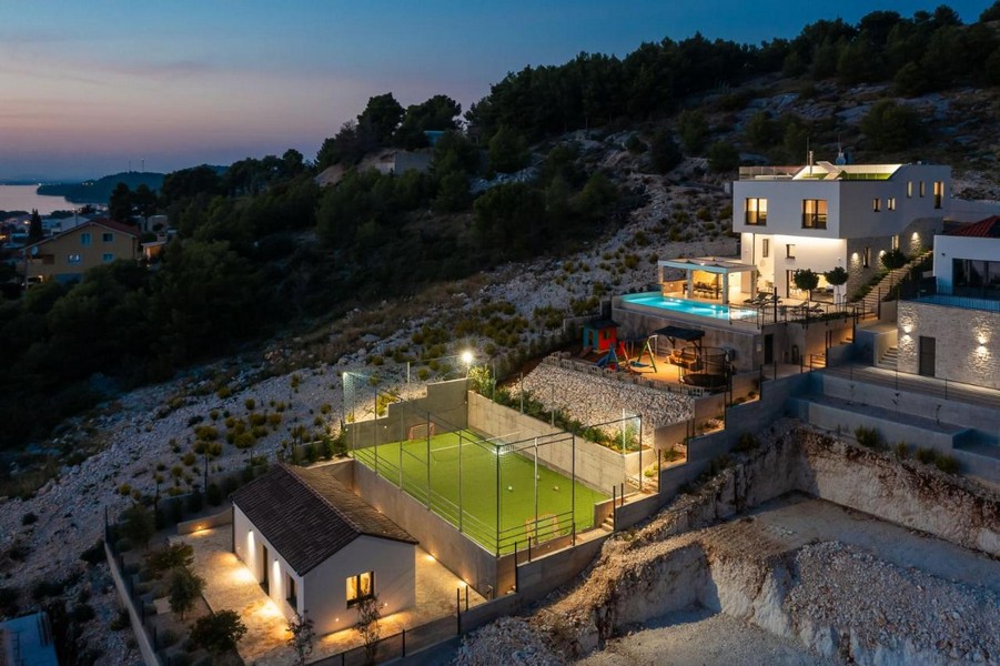 Nowoczesna luksusowa willa z boiskiem do piłki nożnej na sprzedaż w Chorwacji.