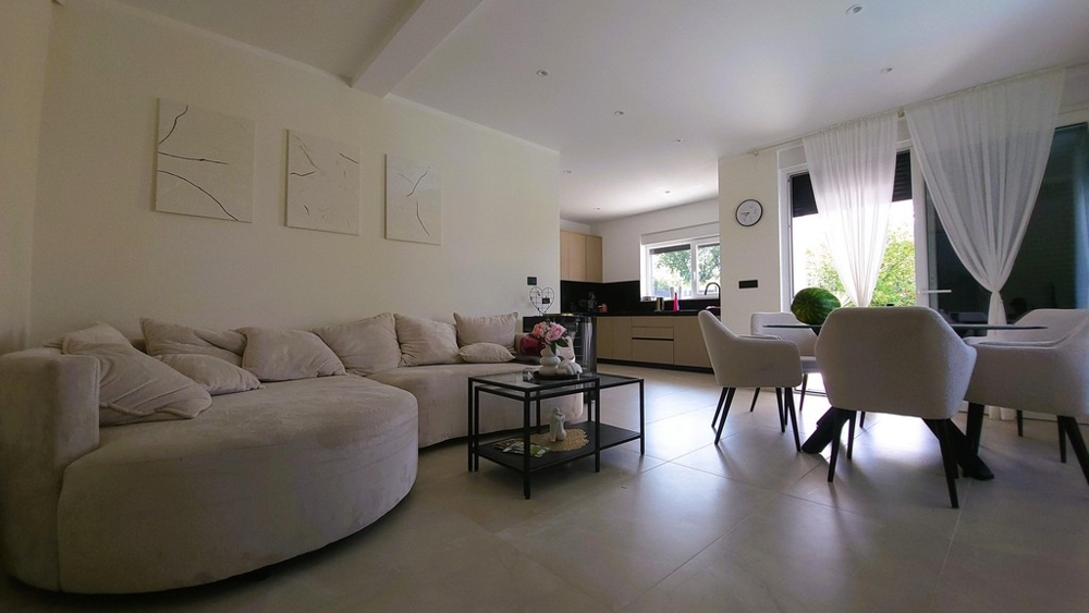 Pokój dzienny z sofą i jadalnią