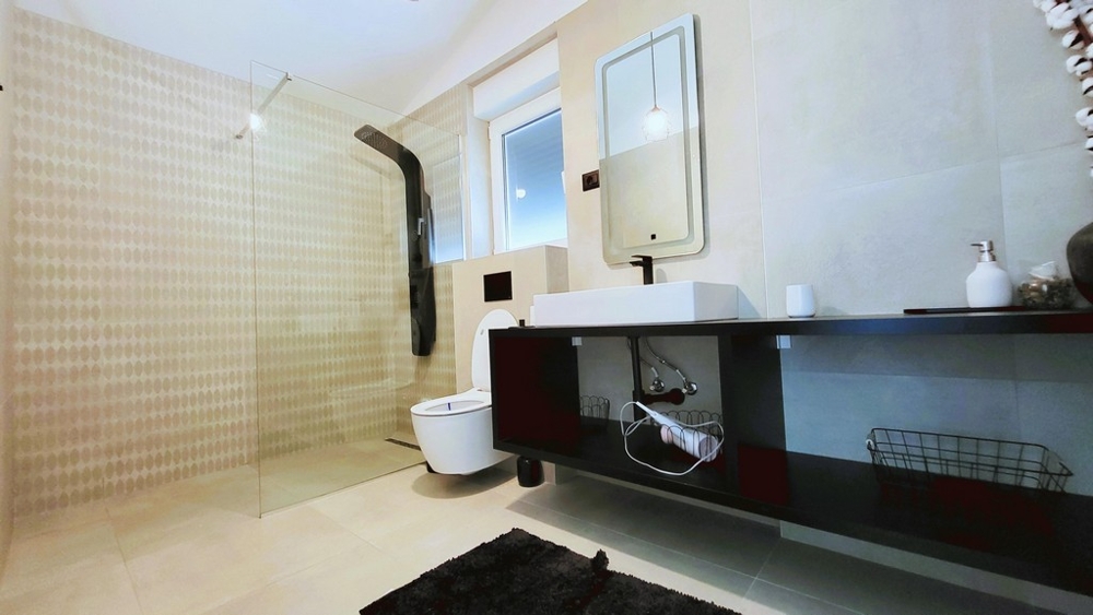 Łazienka z kabiną prysznicową i nowoczesną toaletką