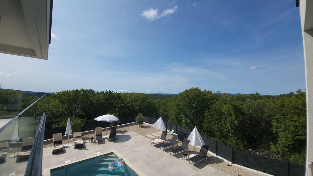 Widok na basen z leżakami i parasolami