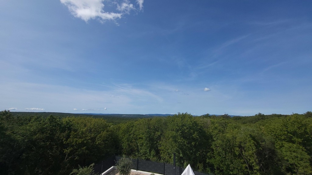 Widok na zielony krajobraz i morze w tle