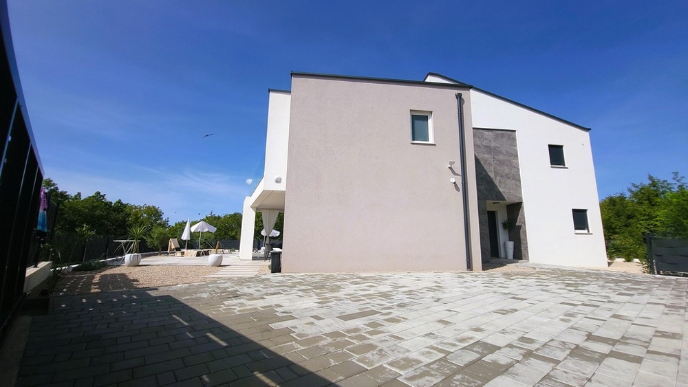 Widok z boku domu z utwardzonym podjazdem