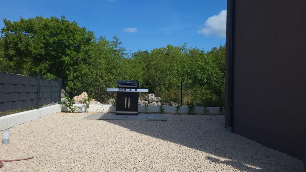 Miejsce do grillowania w ogrodzie z powierzchnią z kamienia naturalnego