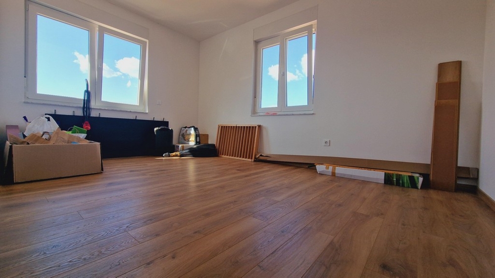 Sypialnia z parkietem i dużymi oknami