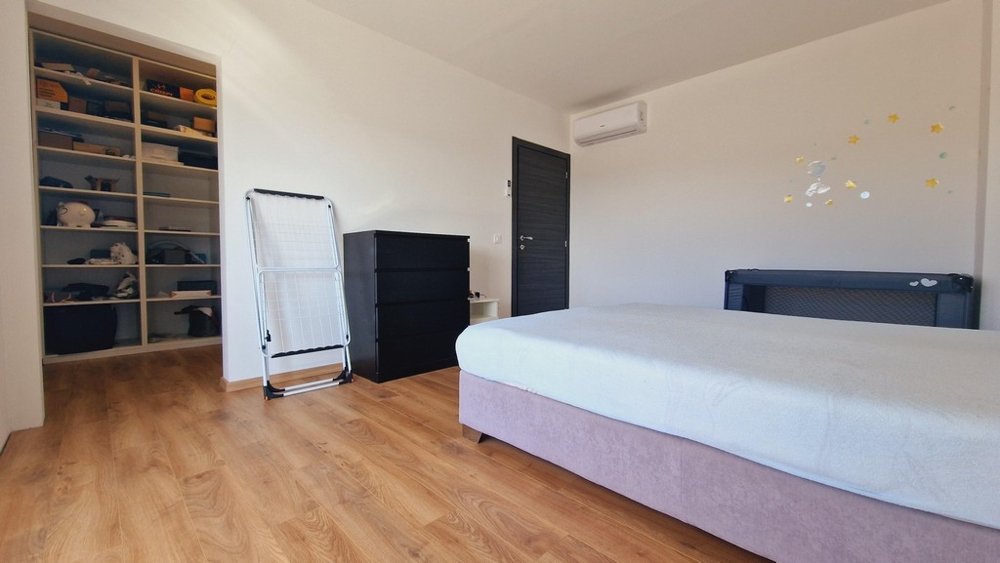 Sypialnia z podwójnym łóżkiem, klimatyzacją i wbudowanymi półkami