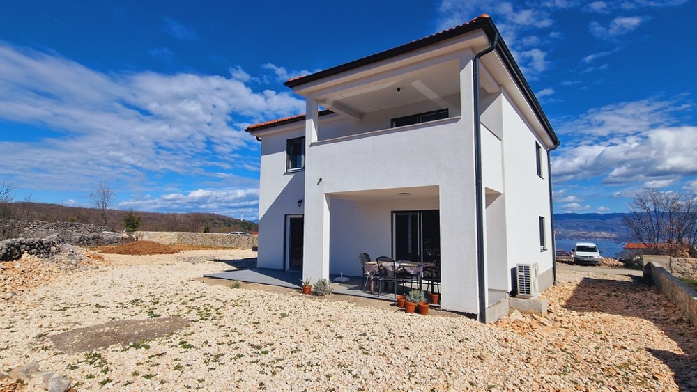 Nowoczesny dom wolnostojący z tarasem i widokiem na morze na Krk