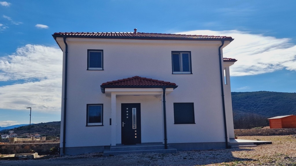 Widok z przodu domu z wejściem i czerwonymi dachówkami