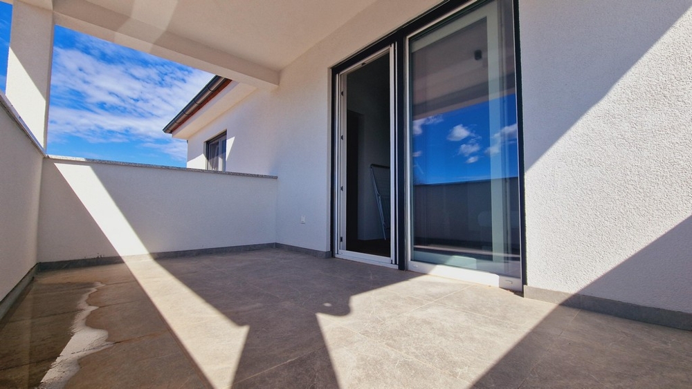 Zadaszony taras na piętrze z widokiem na morze