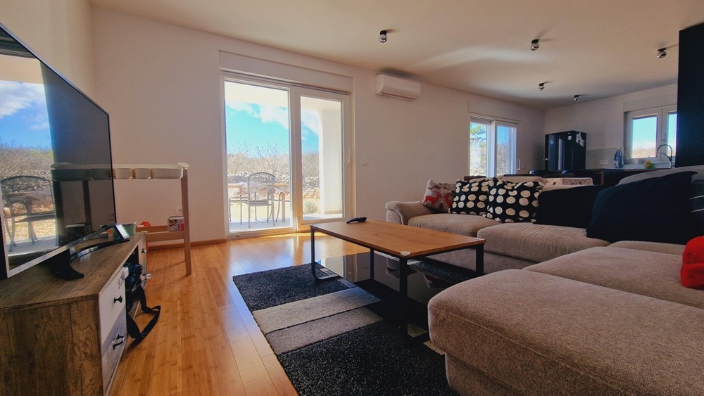 Jasny salon z wyjściem na taras