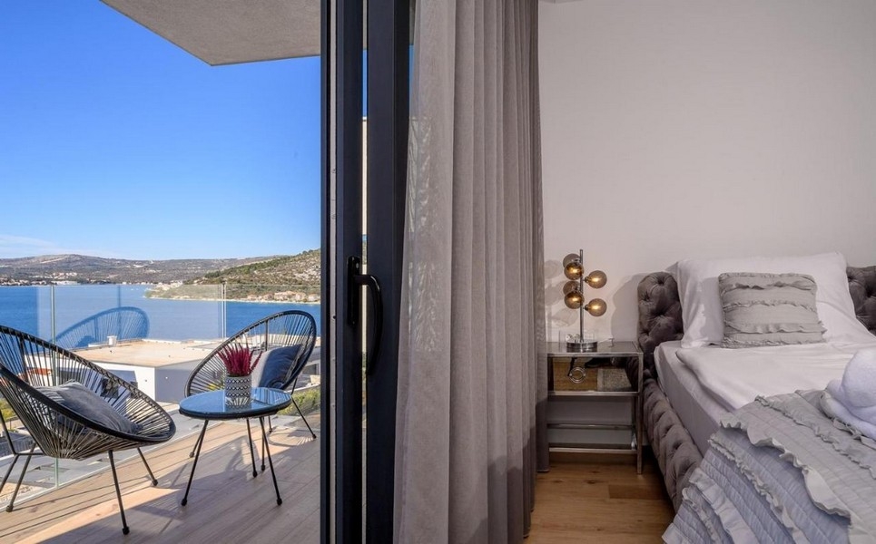 Sypialnia z balkonem i widokiem na morze
