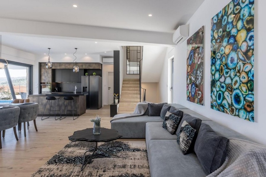 Otwarty salon i kuchnia ze schodami