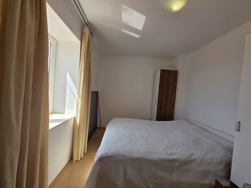 Jasna sypialnia z podwójnym łóżkiem i szafą