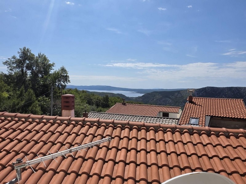 Widoki z dachu na dachy pokryte dachówką na morze