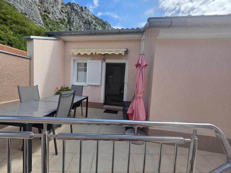 Taras z markizą, częścią wypoczynkową i parasolem