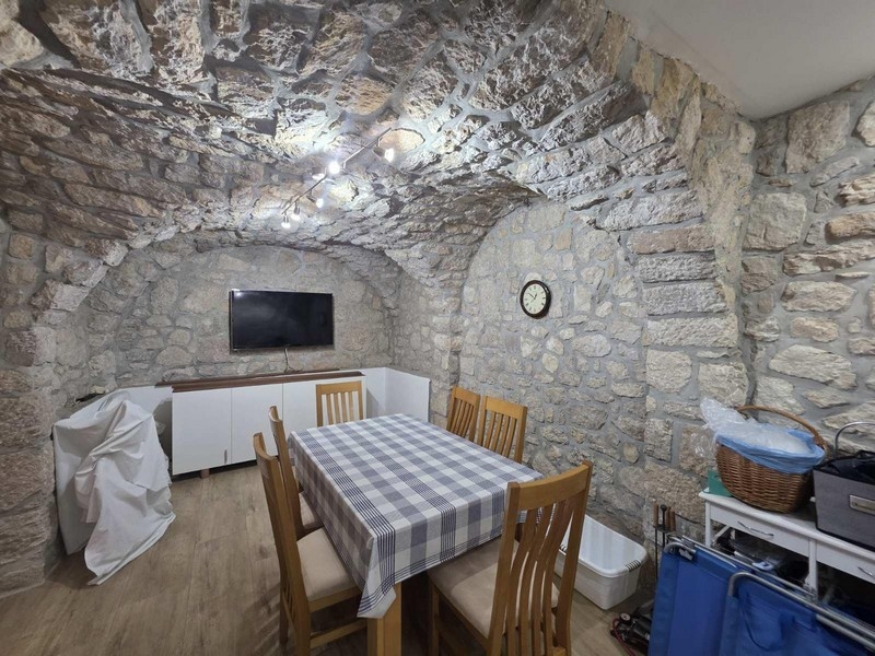 Tawerna z cegły kamiennej z drewnianym stołem i krzesłami