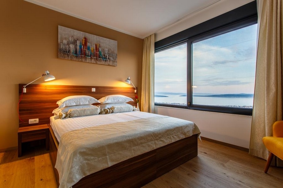Sypialnia z podwójnym łóżkiem i szerokim widokiem na Morze Adriatyckie