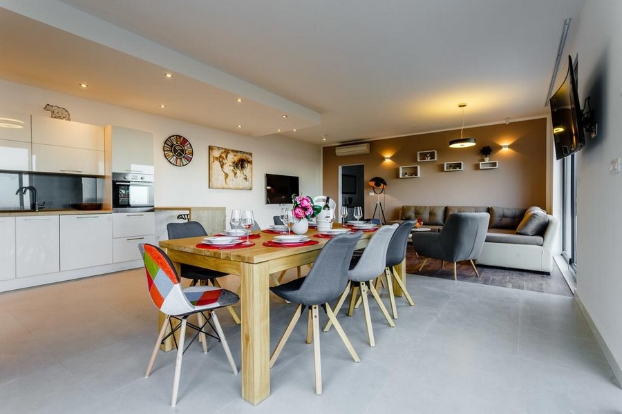 Otwarty salon i jadalnia z nowoczesną kuchnią