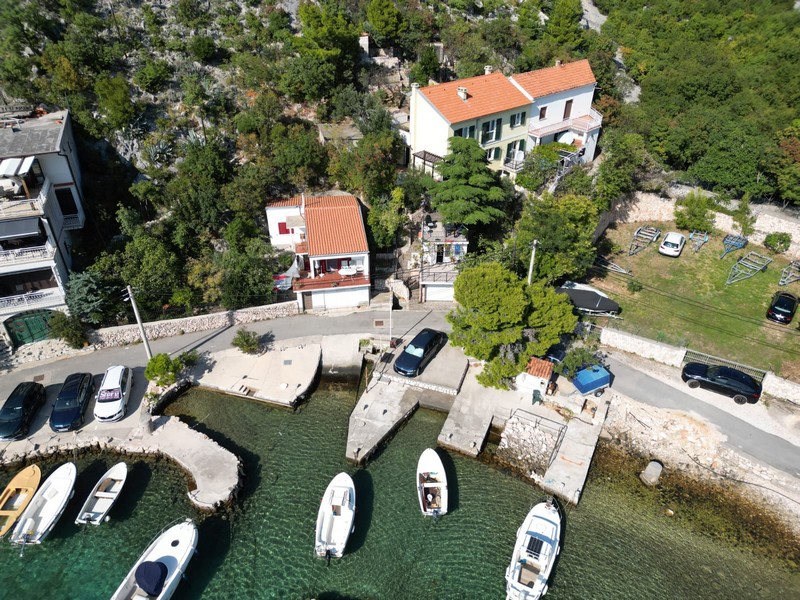 Kup dom nad morzem w pobliżu Senj w Chorwacji.