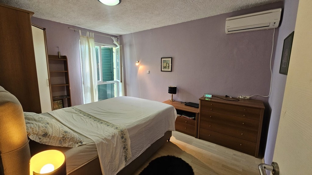 Sypialnia z łóżkiem małżeńskim i klimatyzacją