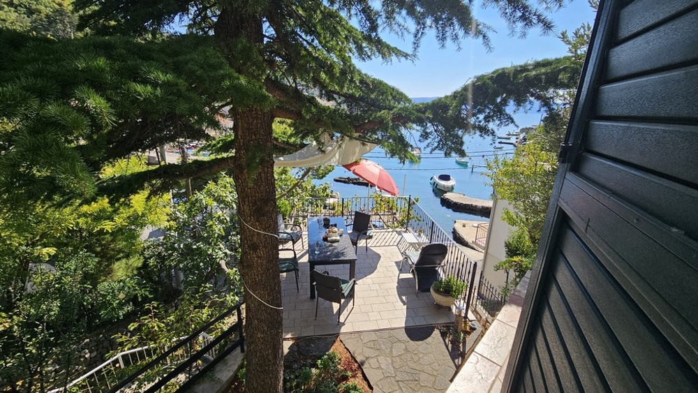 Taras z częścią wypoczynkową i widokiem na morze