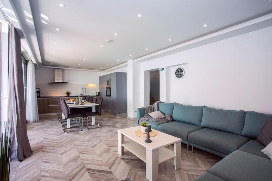 Otwarty salon i kuchnia z nowoczesnym wyposażeniem